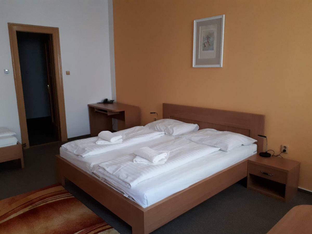 Hotel Maria Ostrava Bagian luar foto